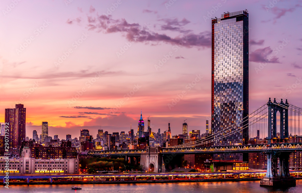 Naklejka premium Manhattan view during sunset