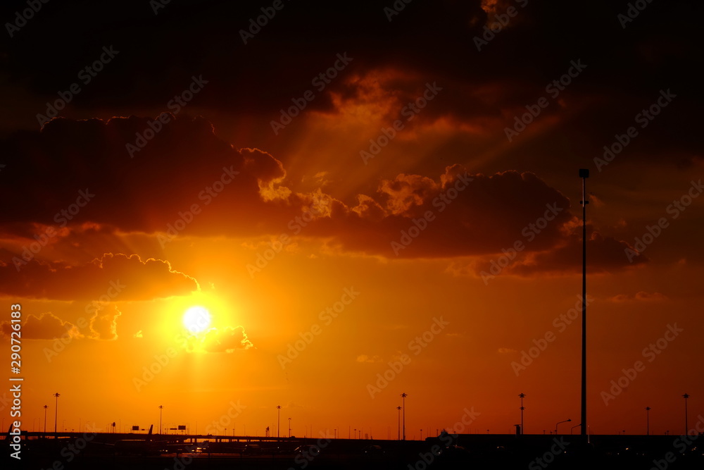 Obraz premium Sunset background and sun beam on the open seaGold sunset light on the ocean.
