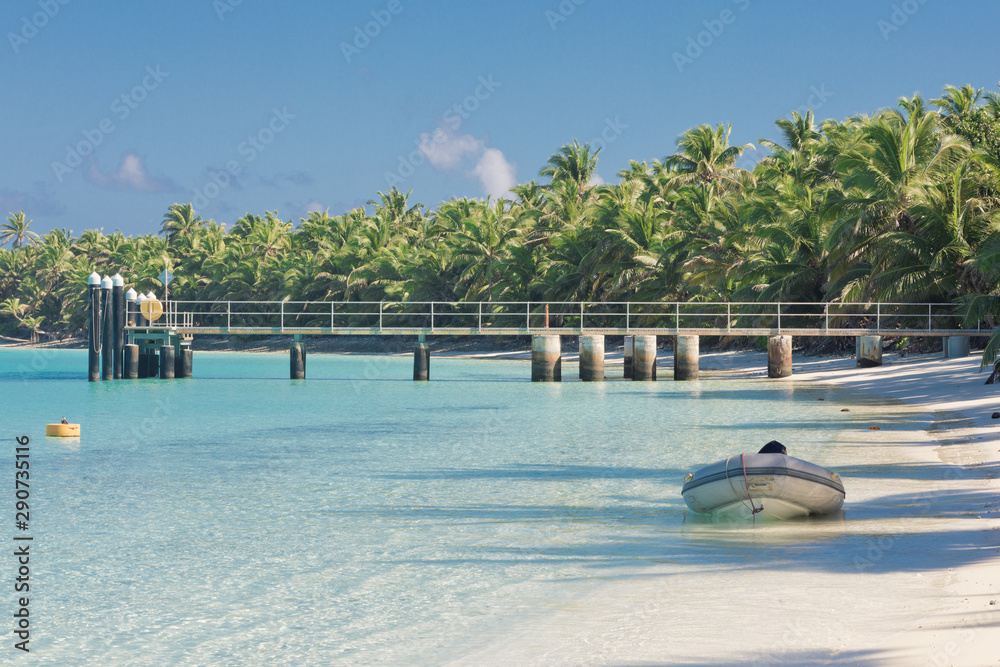 Obraz premium Dinghy ashore on Cocos (Keeling) islands, Direction island