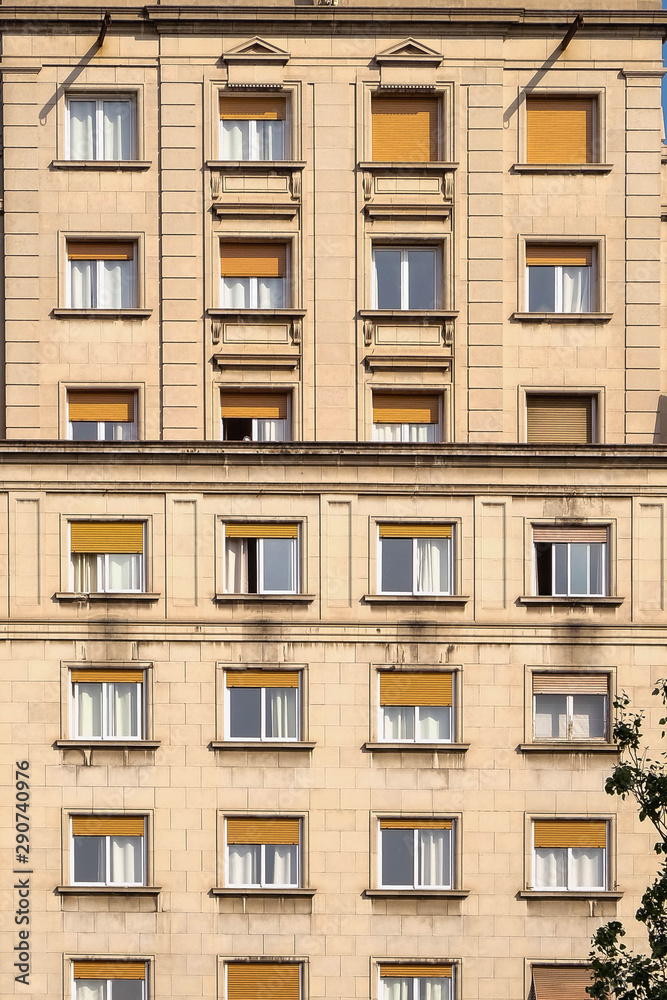 textura fachada de edificio con ventanas repetidas