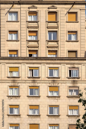 textura fachada de edificio con ventanas repetidas