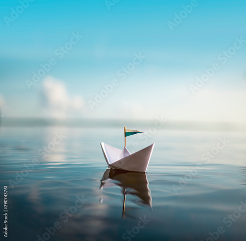 Fototapeta Papaierboot auf ruhiger See