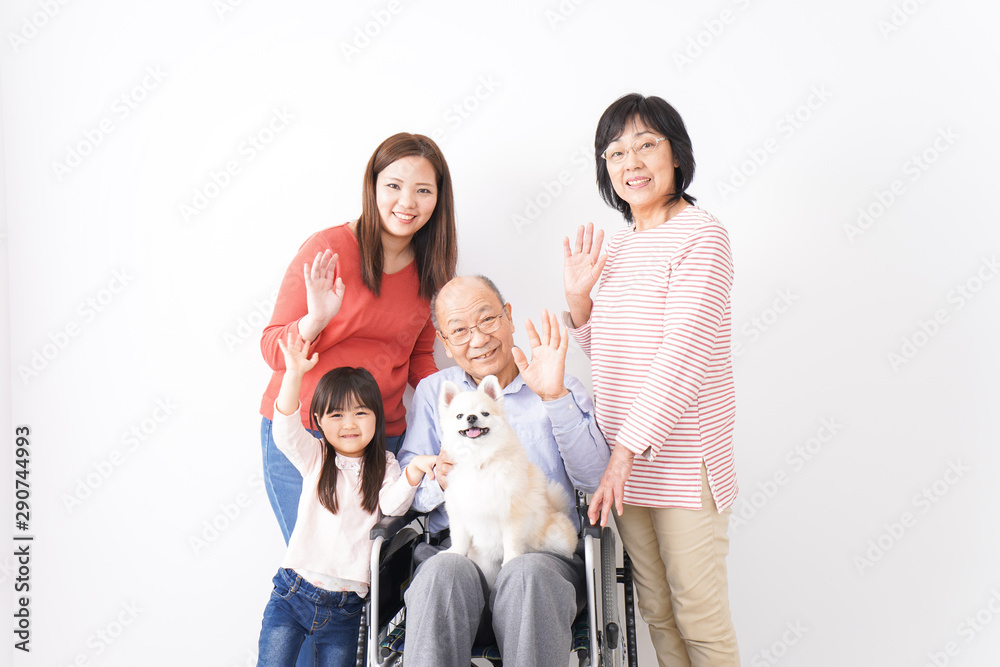 幸せな家族の集合写真