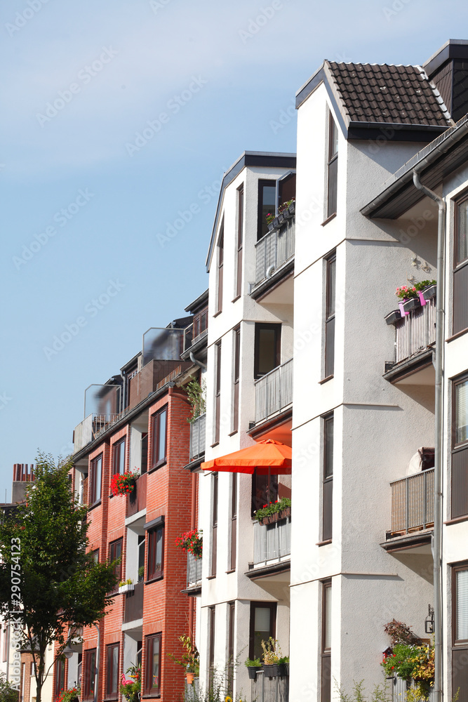 Moderne Wohngebäude mit Balkonen, Reihenhäuser, Mehrfamilienhäuser, Bremen, Deutschland