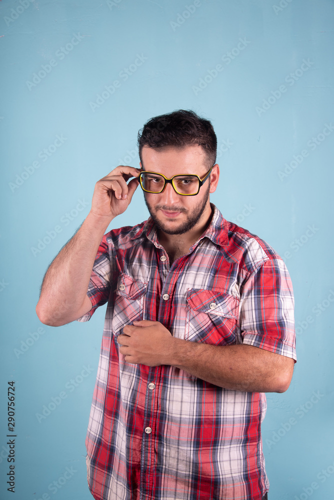 chico joven gafas selfie cara alegre enfermo feliz foto de Stock | Adobe  Stock