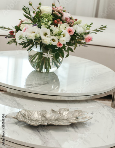 Canvastavla The fruit vase on the marble table