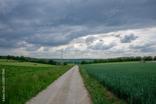 Feldweg unter schweren Juli-Wolken