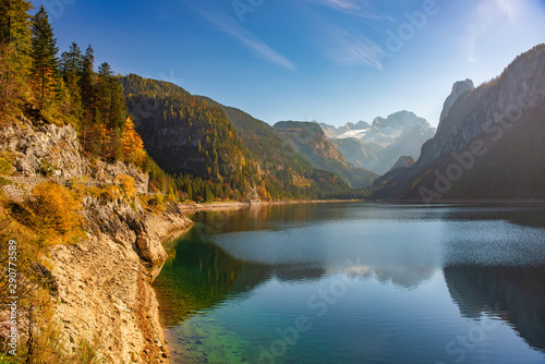 Fototapeta Naklejka Na Ścianę i Meble -  Autumn scenery of Gosausee lake with Dachstein glacier on background. Salzkammergut region, Upper Austria