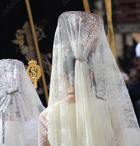 Mujer española con mantilla blanca en un desfile en Toledo, Corpus Christi