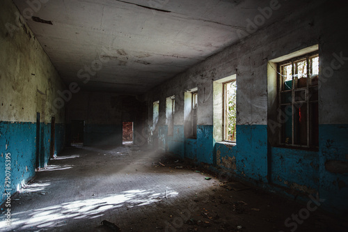Schilderij op canvas Dark dirty corridor of old abandoned building