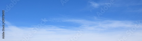 Weiße Wolken vor blauen Himmel - Schleierwolken - Schönwetterwolken