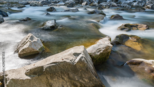 Wasser im Bach mit Felsen