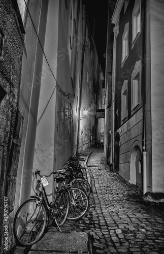 Fahrräder in der Gasse © Buer03