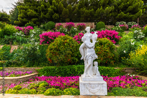 Foto Beautiful embankment with garden sculpture in the village of Partenit in Crimea