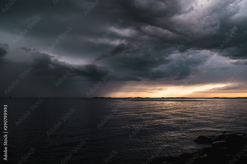 Obraz premium Stormy clouds by the ocean