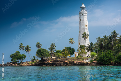 Foto Lighthouse and beautiful beach landscape in Sri Lanka