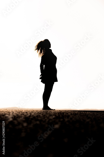 Silhouette einr Frau mit Rock und Pferdeschwanzfigur photo