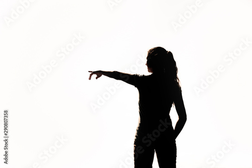 Silhouette einer Frau mit Pferdeschwanz mit Richtungsweisendem Zeigefinger
