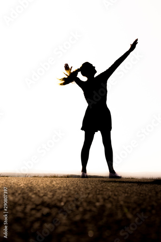 Silhouette einr Frau mit Rock und Pferdeschwanzfigur