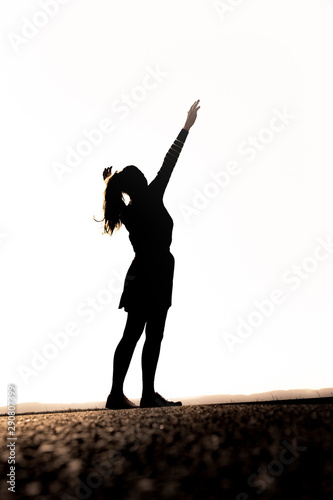 Silhouette einr Frau mit Rock und Pferdeschwanzfigur