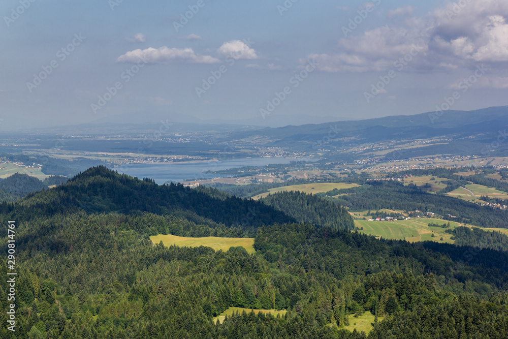 Obraz premium Czorsztynskie Lake seen from the top of Three Crowns Mountain, Poland