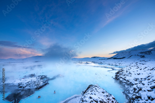 Photo Beautiful landscape and sunset Blue lagoon hot spring spa in Iceland 