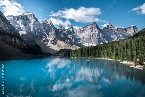Fototapeta Naklejka Na Ścianę i Meble -  Beautiful Moraine lake in Banff national park, Alberta, Canada