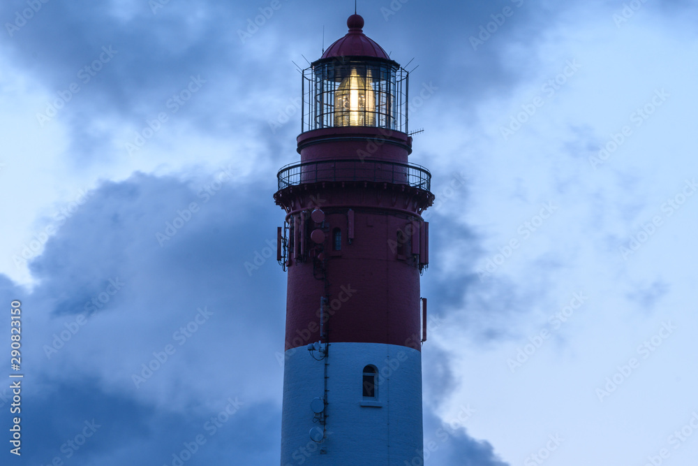 Spitze des Leuchtturm auf Amrum am Abend vor blauem  Himmel mit Wolken, Detail