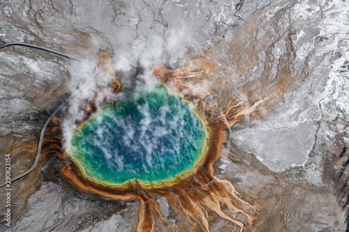Widok z lotu ptaka Uroczysta graniastosłupowa wiosna w Yellowstone parku narodowym, usa