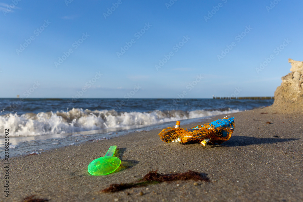 Obraz premium garbage and wastes on the beach