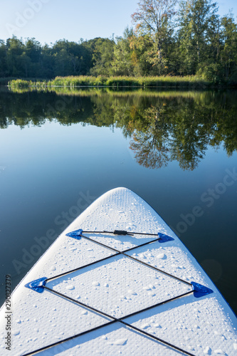 Stand Up Paddling in der Abendsonne: Dahingleiten auf einem wunderschönen Fluß in Oberbayern photo