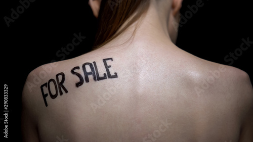 Foto Insecure naked girl showing for sale phrase on shoulder, illegal sex industry