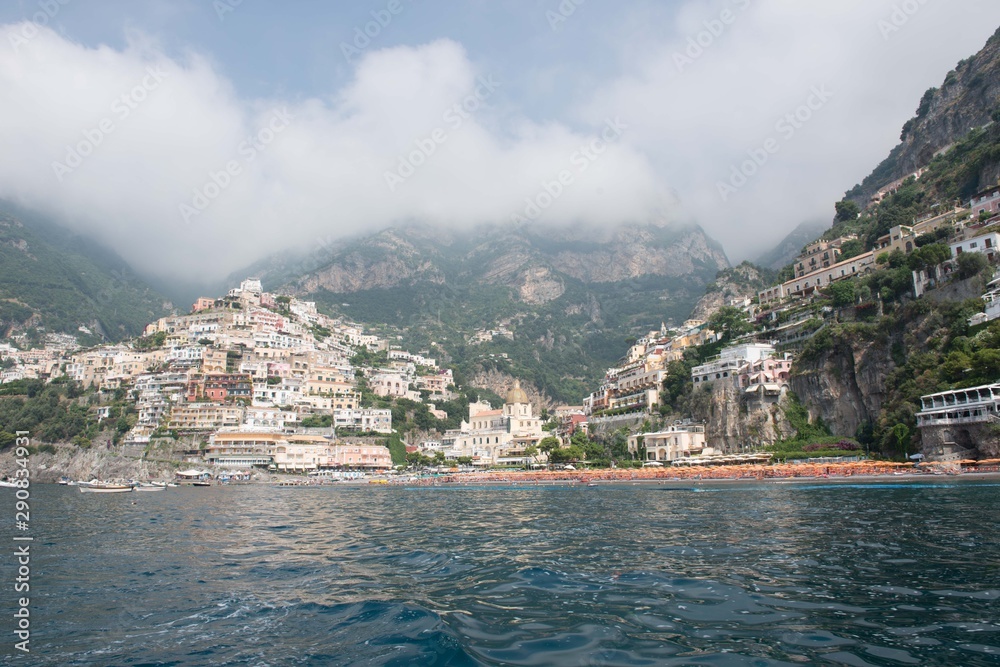 Ville côtière en Italie, bord de mer et montagne
