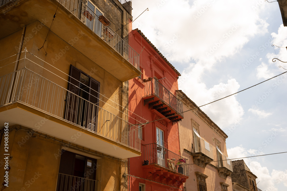 Façades d'immeubles colorés en Italie