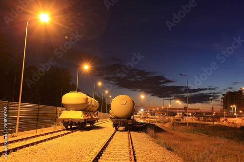 Wagony kolejowe z cysternami, przemysł, fabryka, zdjęcia nocne.