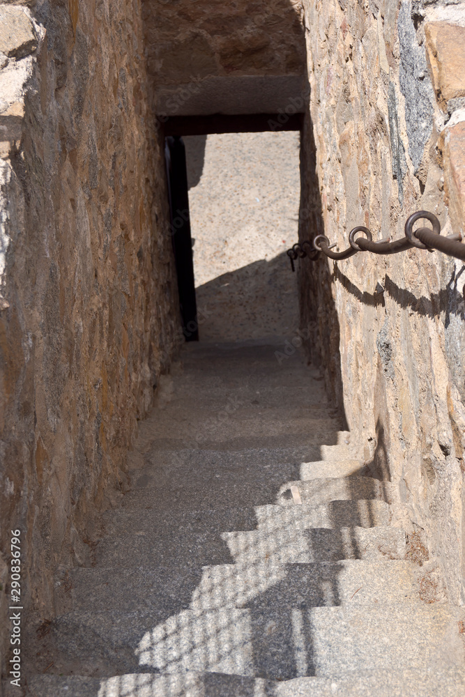 Escalera de piedra: hacia abajo Escalera de piedra: hacia abajo