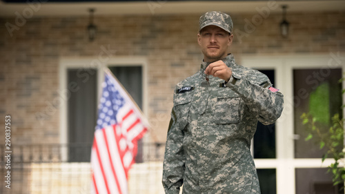 USA soldier showing keys from house, mortgage help from veterans organization