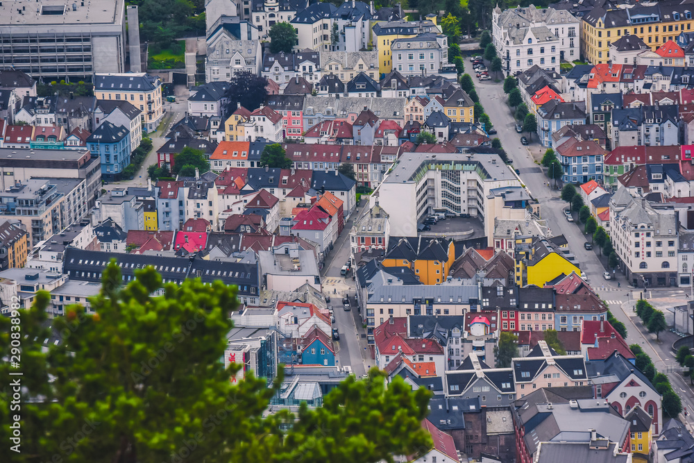 Naklejka premium Bergen, Norway - july 18 2019: tourist look at the Scandinavian city of Bergen on a summer day