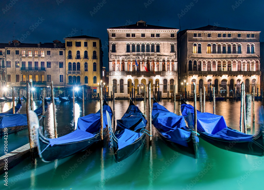 Venezia e le sue gondole di notte