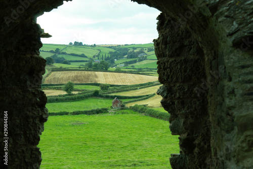 Obraz na płótnie Shed in a field through ruined window w salonie