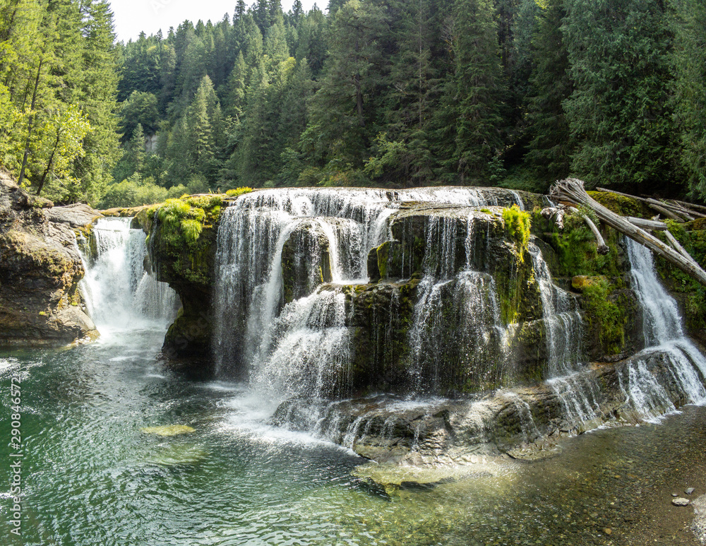 Obraz premium Stunning aerial photos of Lower Lewis River Falls on the majestic Lewis River in Skamania County and the Gifford Pinchot National Forest in Washington State