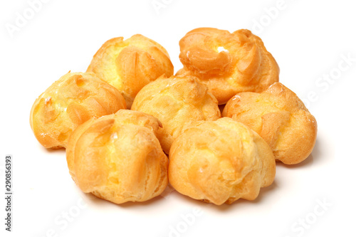 Foto Cream puff isolated on white background