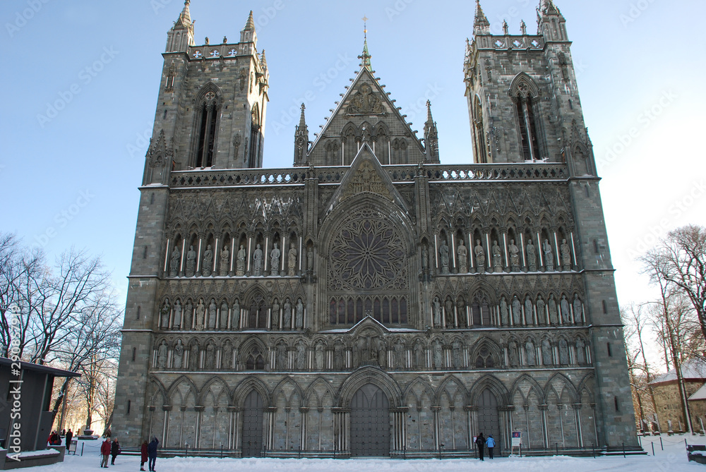 Fototapeta premium Trondheim Nidarosdom Dom Kathedrale Norwegen Kirche Fassade Westfassade Portal Bischofskirche Hochgotik Skulpturen Statuen Gotik Speckstein Kassettenfassade Trondhjem Bistum Nidaros Hauptportal 