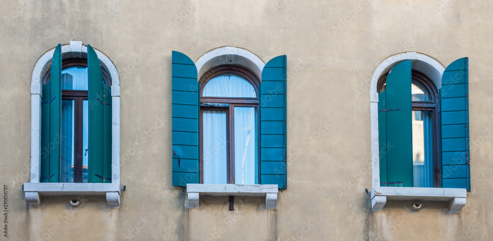 Obraz premium Old vintage windows in Venice, Italy.