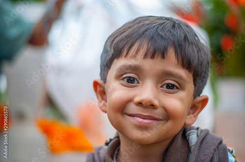 niño latino con piel morena sonriendo y feliz, ojos grandes