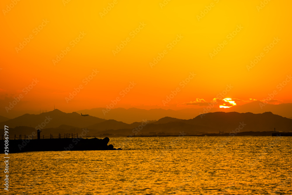 Naklejka premium 太陽と飛行機と海