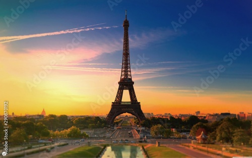 eiffel tower at sunset © Guillermo