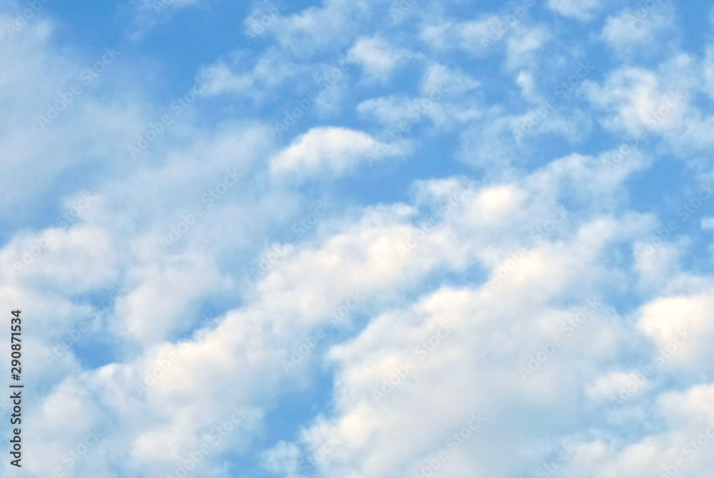 秋空の澄んだ晴天の青空に映える雲海