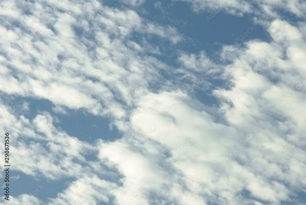 Obraz premium 秋空の澄んだ晴天の青空に映える雲海