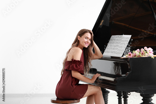 Beautiful young woman at gr...
